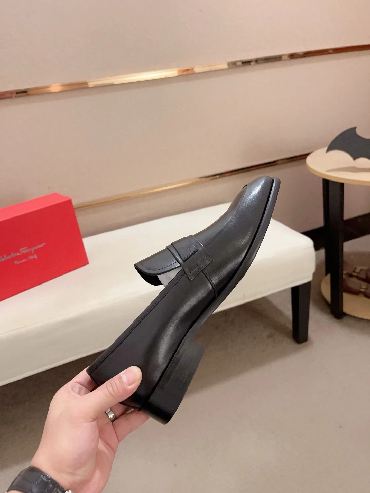 Men's shoes💰: 540💰 High version Ferragamo quality! 🆕🆕Exclusive hot-selling products in stock🔥🔥New products on the shelves, high-quality shoes, high-end driving shoes, with complete packaging! 💪 💪 Material: imported patented cowhide 🐂 + imported high-quality water-dyed cowhide lining + wear-resistant outsole 👍🏻👍🏻 Features: high-end and comfortable, purely handmade 🚀 🚀 Create the perfect shoes that suit you best 🔥 🔥 Size: (38-44) Can be customized 45 non-returnable!
